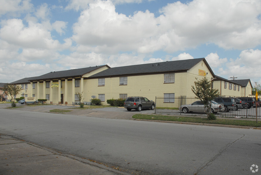 Primary Photo - Leonora Square Apartments