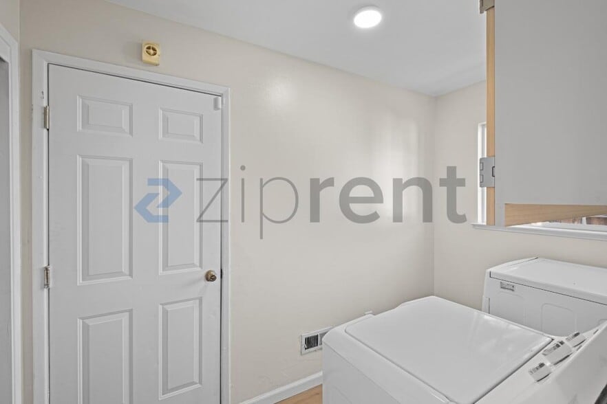 Building Photo - Unit