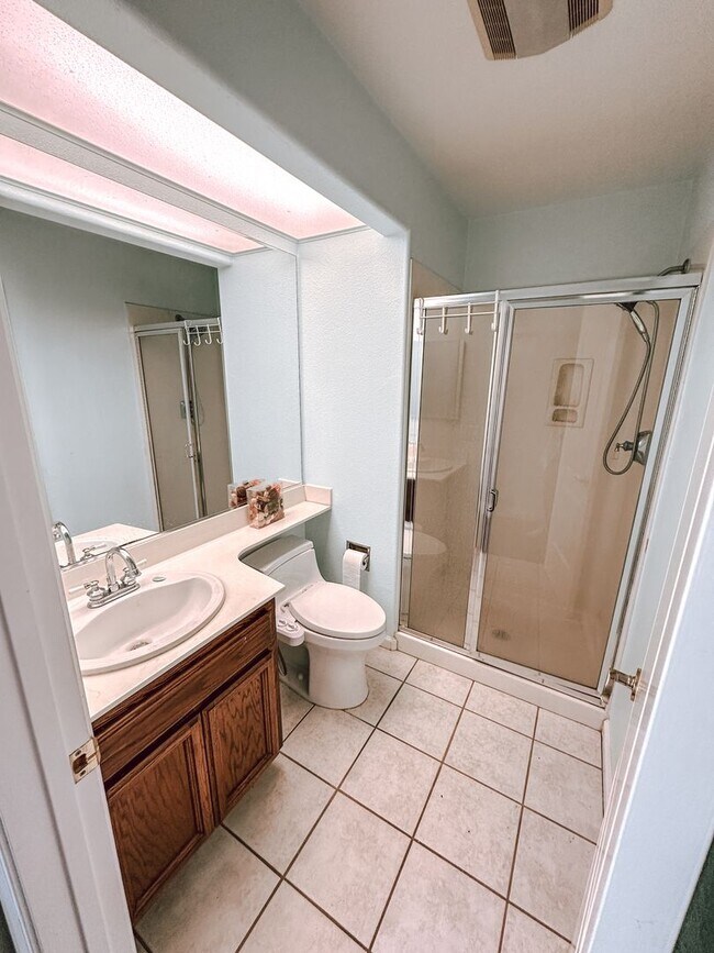 Building Photo - Pleasanton home available now!