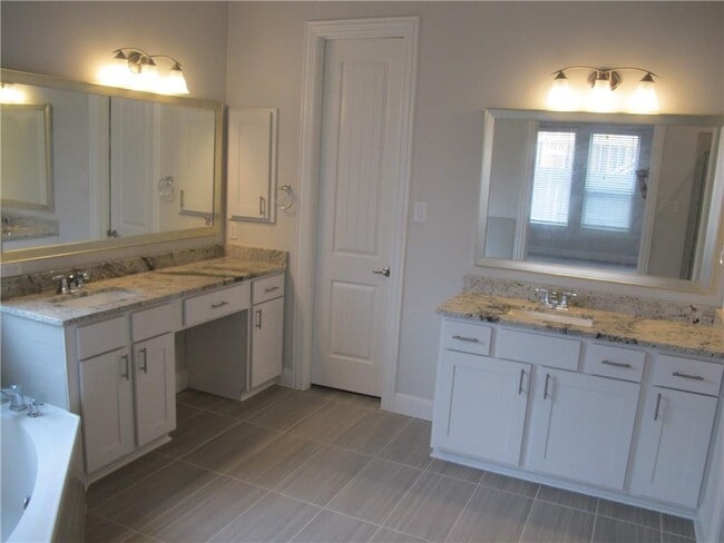 Building Photo - 635 Spinnaker Loop
