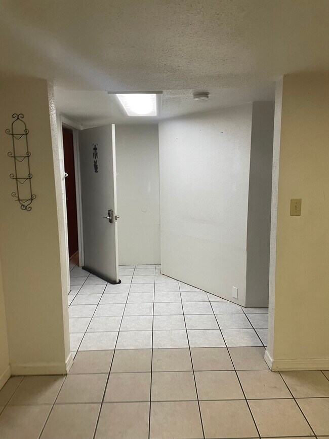 Building Photo - 412 15th Ave S