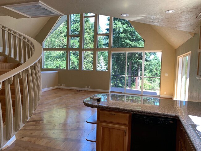 Building Photo - 5 bedroom 3 bathroom gorgeous house with v...