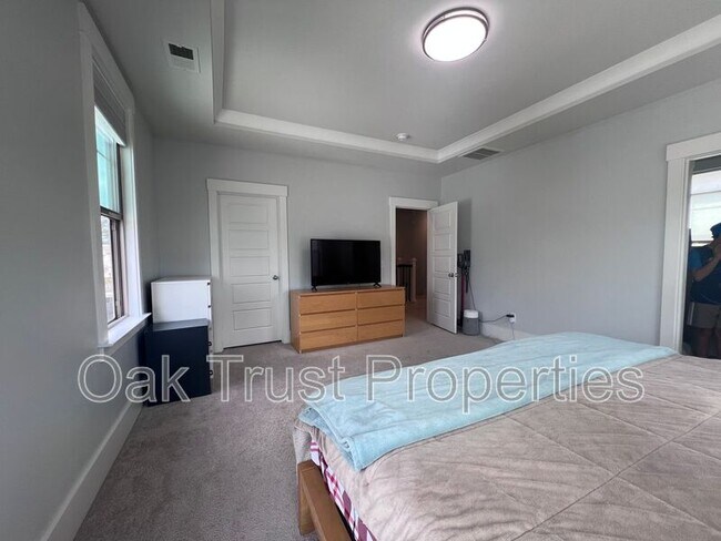 Building Photo - 244 Great Lawn Dr