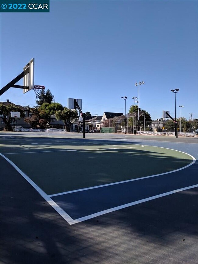 Building Photo - 1930 Stuart St