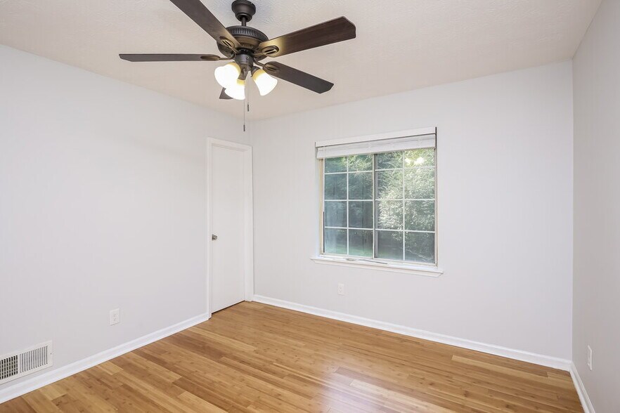 Building Photo - 1890 Lamplighter Way