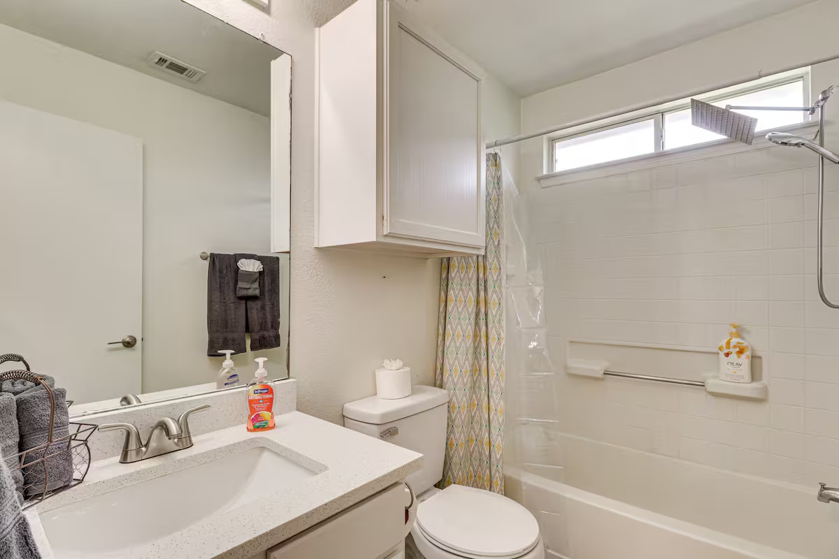 Building Photo - Room in House on Hungry Horse Dr