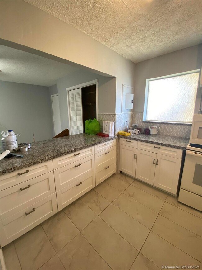 Building Photo - 9140 Fontainebleau Blvd