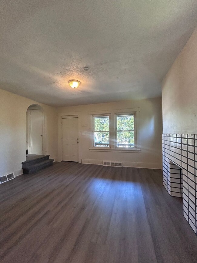 Building Photo - 3 Bedroom 1 Bathroom Home (Perry South)