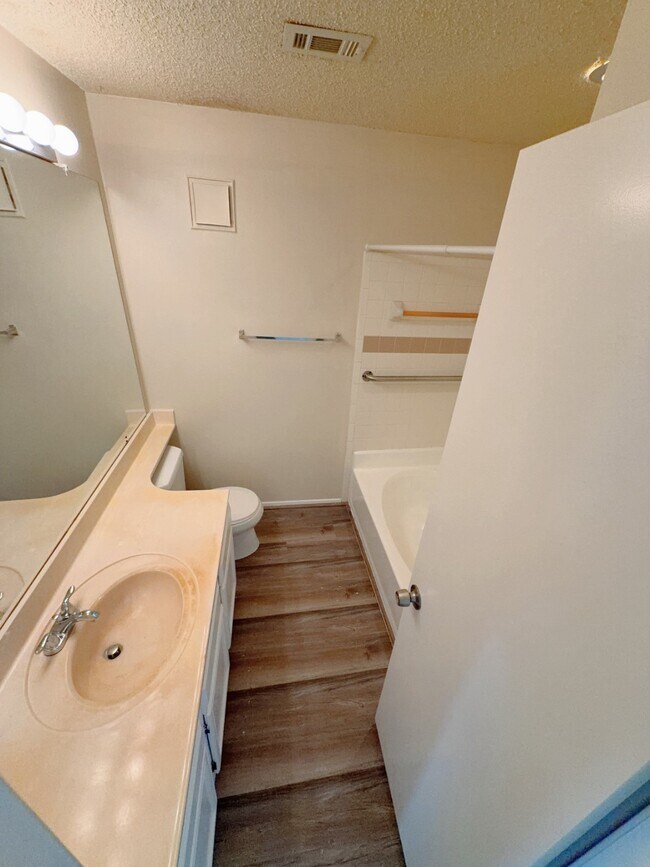 Building Photo - 7900 Bissonnet St