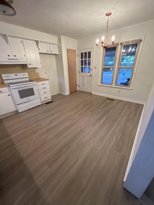 Building Photo - Location is Everything! Close to Downtown and all that it has to offer! Shopping, Restaurants, Pa...