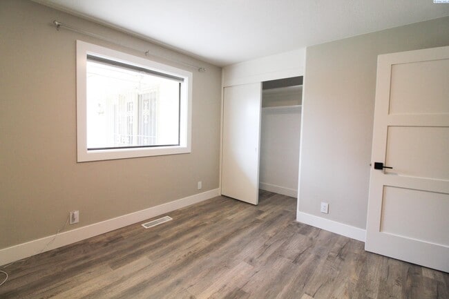 Building Photo - 4 BD, 4 BA House in Kennewick- Views of th...