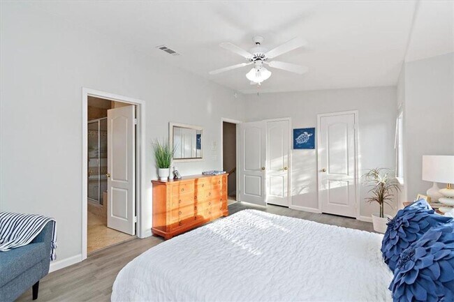 Building Photo - 3 Bedroom + Bonus Room End Unit Townhome