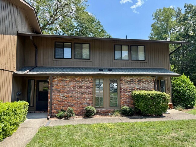 Building Photo - 2-bedroom townhouse in the Oaks!