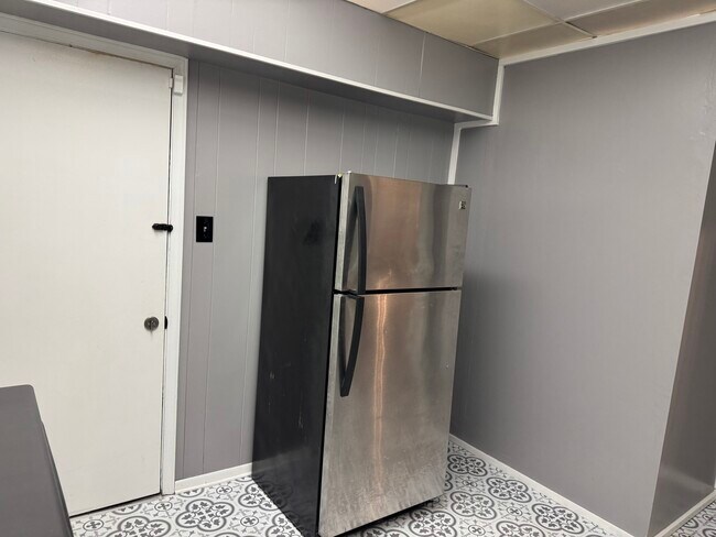 Building Photo - 688 Tate Ave