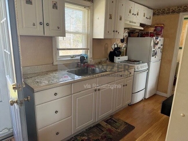 Building Photo - 18 Crescent Dr