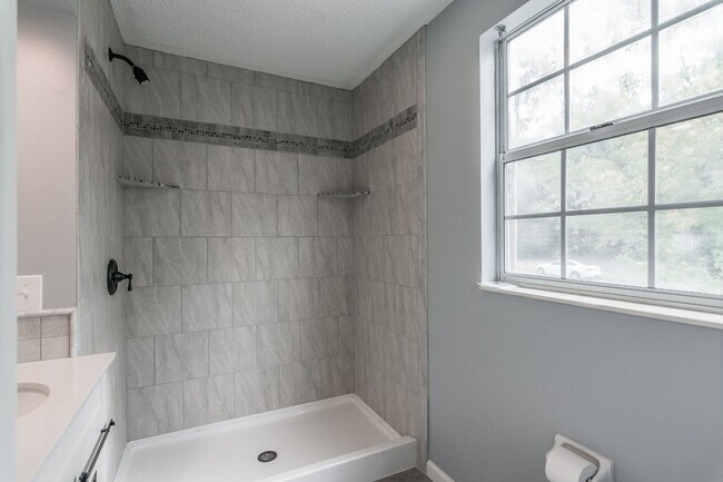 Building Photo - 5216 Roxborough Dr