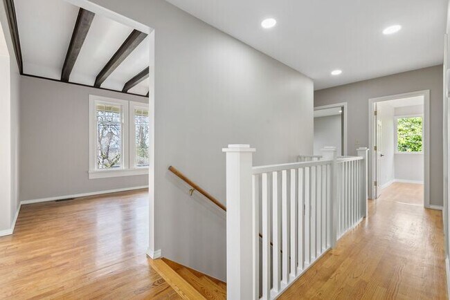 Building Photo - Sunny Air Conditioned Mercer Island Charmer!