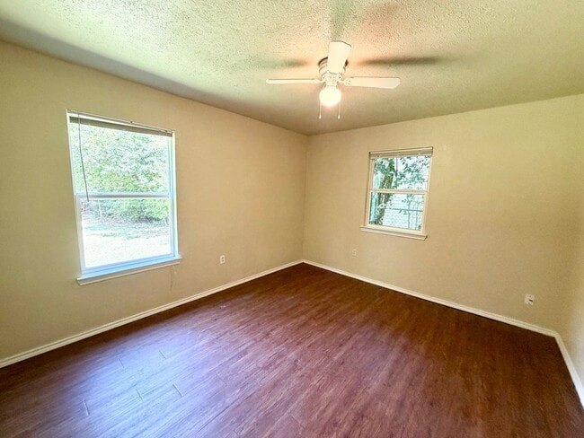 Building Photo - 123 Victory Dr