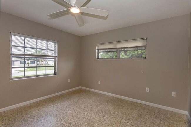 Building Photo - 3 bedroom/ 2 bath with carport