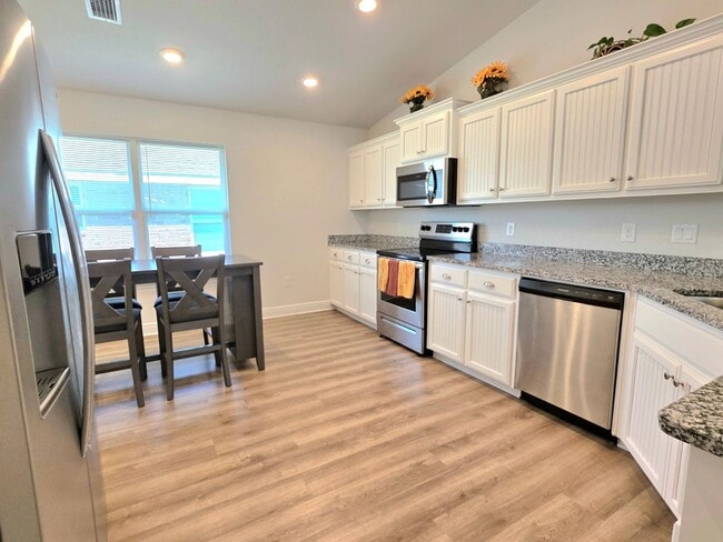 Building Photo - Spacious 4BR Home Near Navy Federal & UWF ...