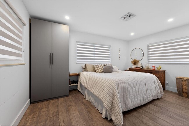 Building Photo - 976 SW 11th St