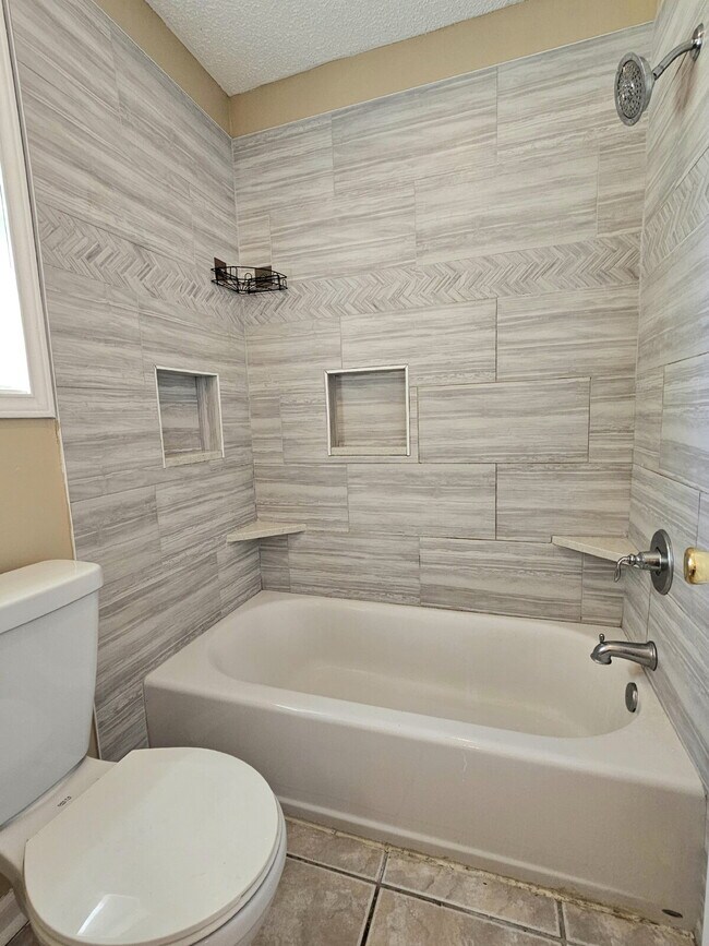 Building Photo - 4BR/2BA Single Family Home in Quiet Neighborhood