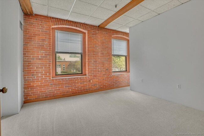 Building Photo - 222 Williams St E