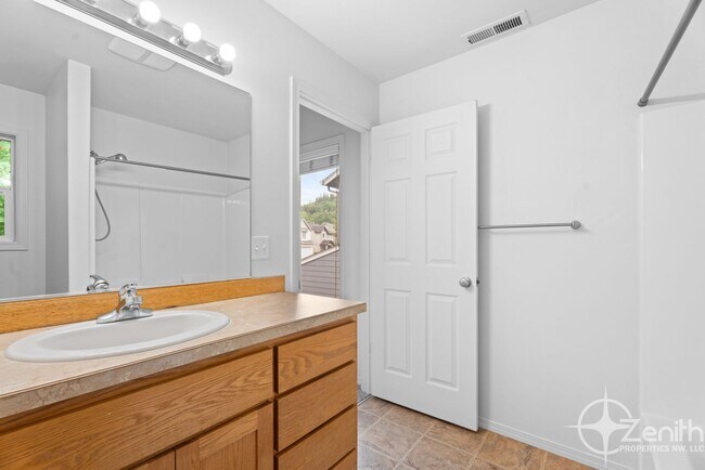 Building Photo - Inviting 3 Bedroom Washougal Home with Lar...