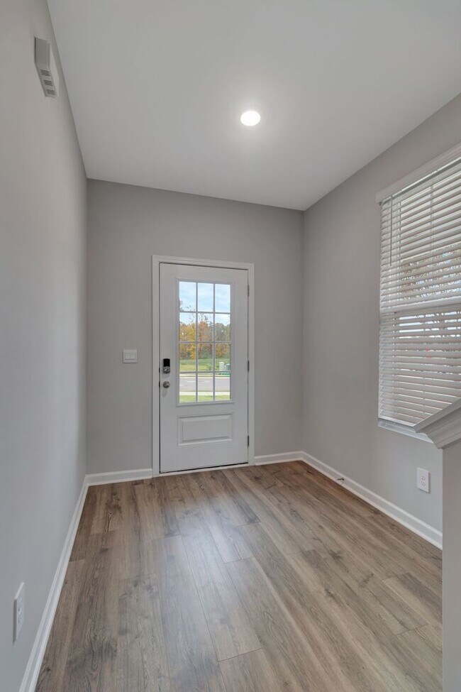 Building Photo - UPGRADED 3 BD 3 BATH MURFREESBORO TOWNHOME IN RIVER LANDING