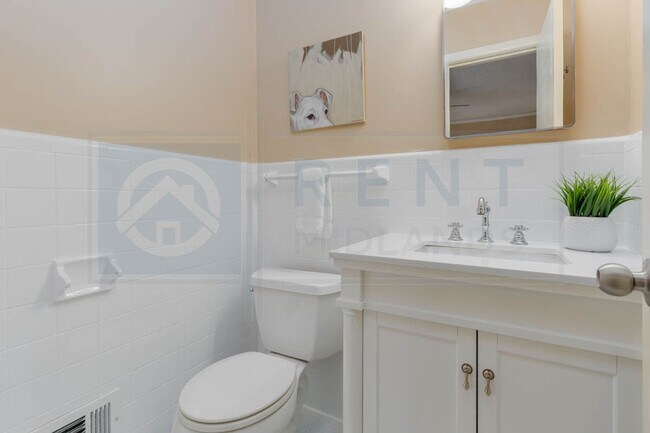 Building Photo - 2532 Parkwood Dr