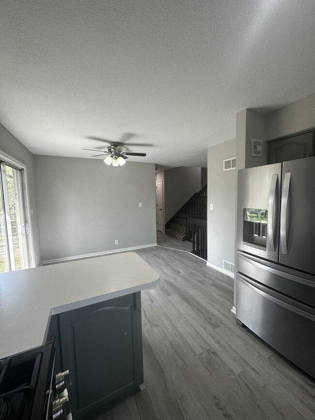 Building Photo - 9911 Parkview Ave