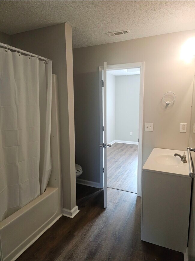 Building Photo - 670 Burtons Cove