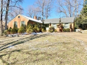 Building Photo - 400 E Tazewells Way