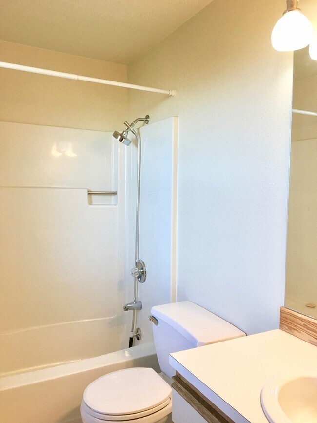 Building Photo - Beautiful 4 Bedroom near Microsoft Availab...