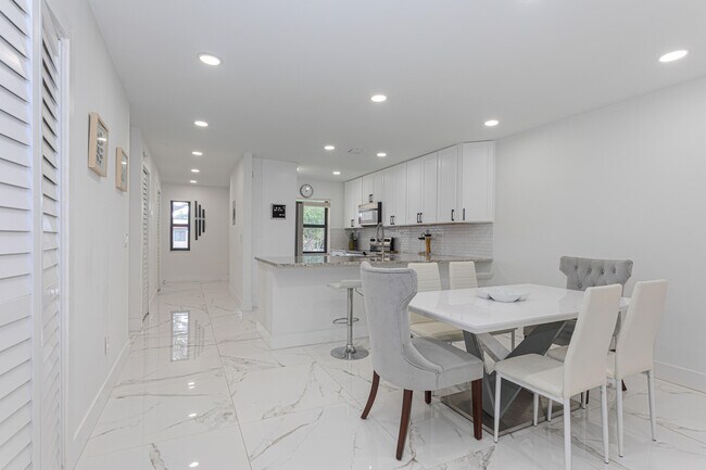 Building Photo - 8545 Casa Del Lago