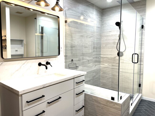 Bath with two vanities and large walk-in shower - 505 Bastrop St