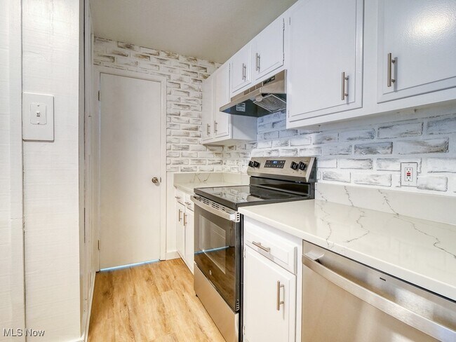 Building Photo - 33803 Electric Blvd