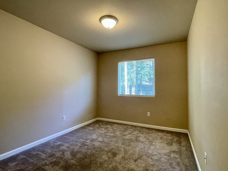 Building Photo - 102 Alpha Ln