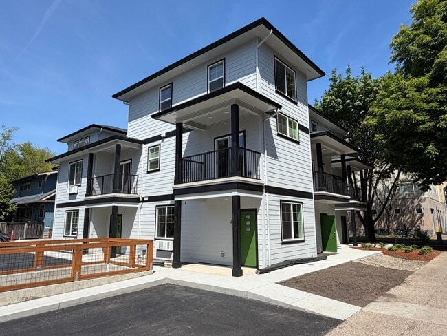 Building Photo - Brand New 2 bedroom 1.5 bath unit