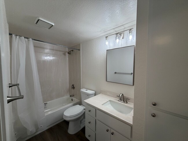 Building Photo - Ground floor Condo with sky views, Benicia