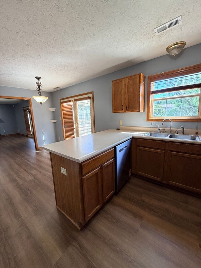 Building Photo - 705 Hummingbird Ln