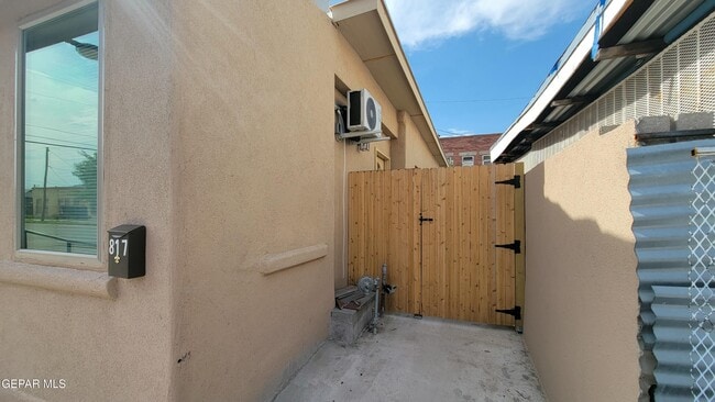 Building Photo - 817 E 3rd Ave