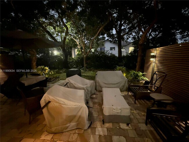 Building Photo - 6923 Julia Gardens Dr