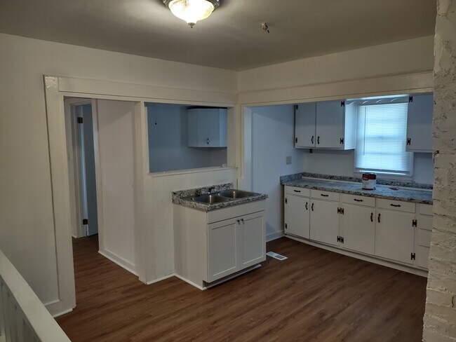 Building Photo - 202 Hillview Ave