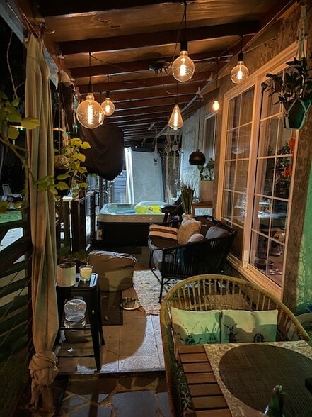 Spacious outdoor living - 2659 Newell St