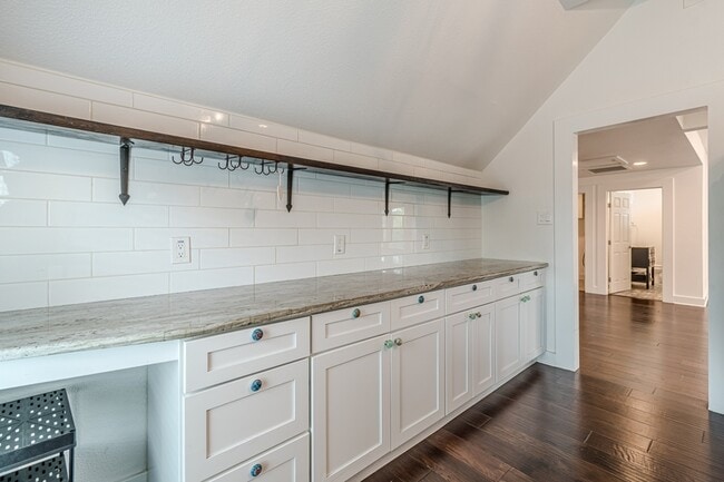 Building Photo - 311 W Mistletoe Ave