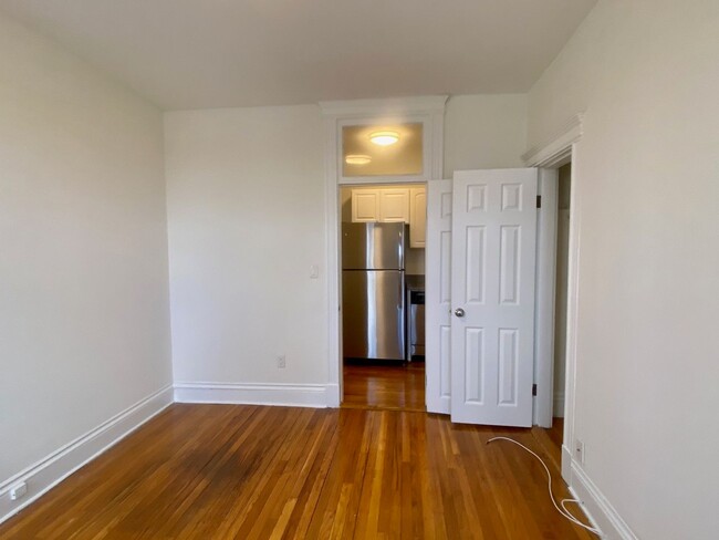 Building Photo - Nicely renovated 2 bed unit with utilities...