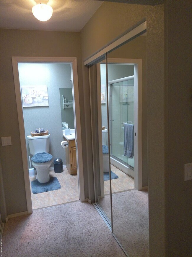 Building Photo - Fully furnished short term rental less then 6 months great for winter rental