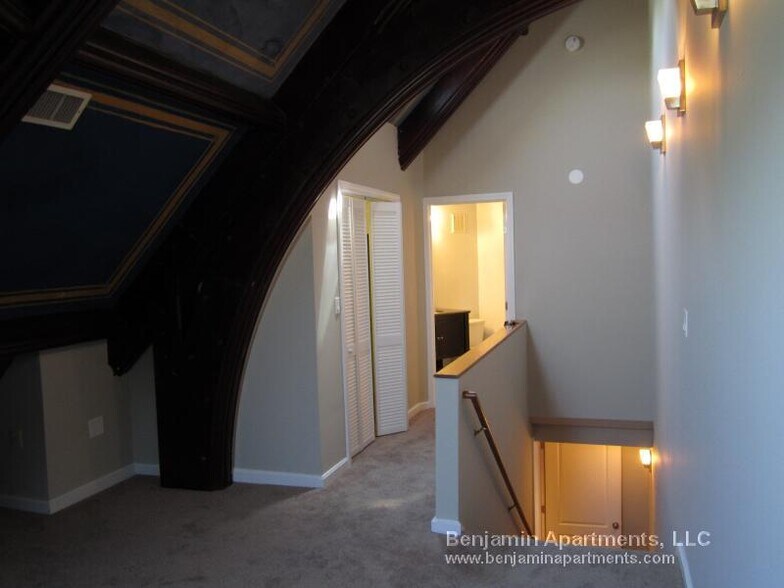 Building Photo - 17 Bow St