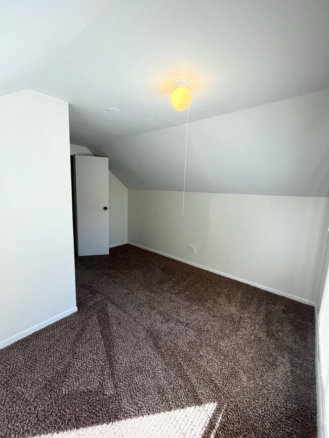 Building Photo - 3 Bedroom 1.5 Bathroom Home with Fenced in...